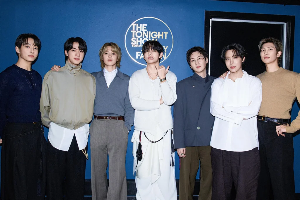 hyunjin-v-den-ly-hien-dien-trang-suc-gi-de-toa-sang-18