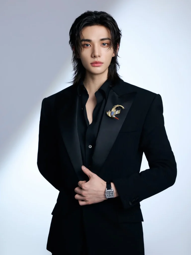 hyunjin-v-den-ly-hien-dien-trang-suc-gi-de-toa-sang-7