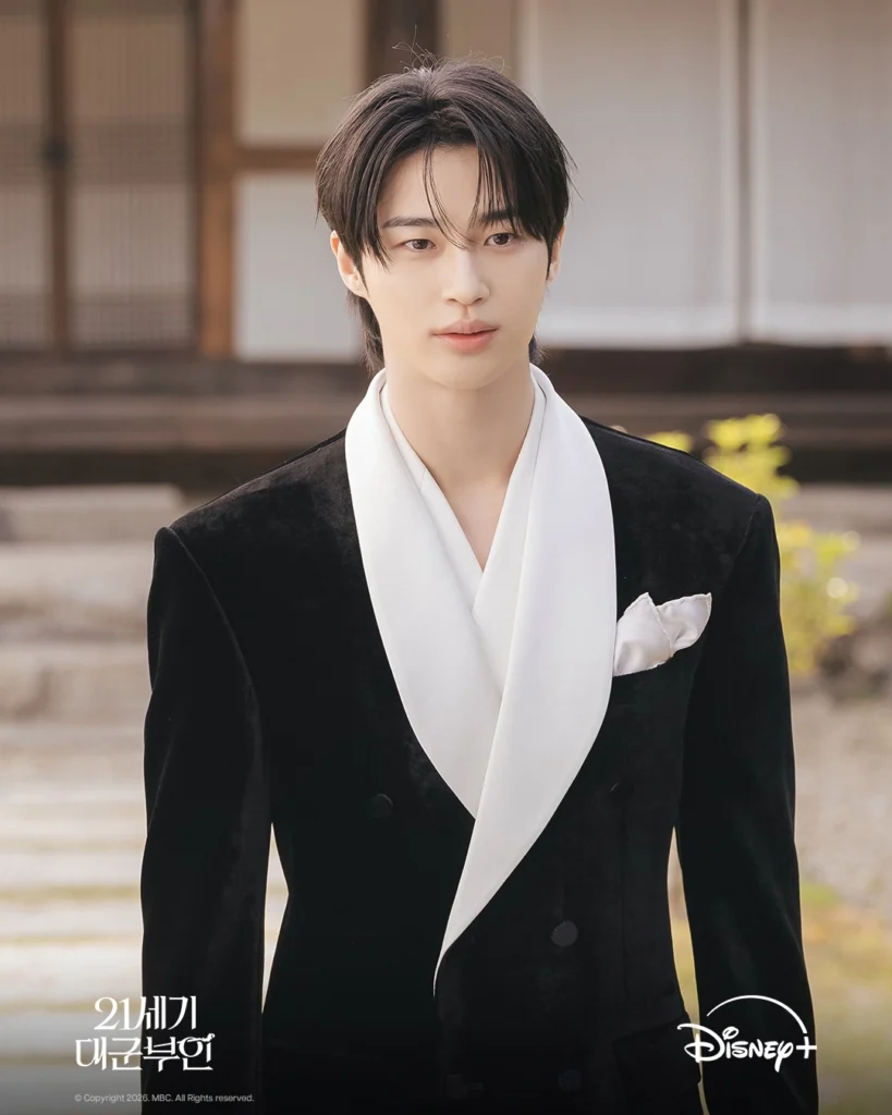 lieu-byeon-woo-seok-co-buoc-qua-hoai-nghi-dien-xuat-voi-perfect-crown-2