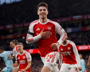 Bình minh khép lại 22 năm đằng đẵng chờ đợi của Arsenal