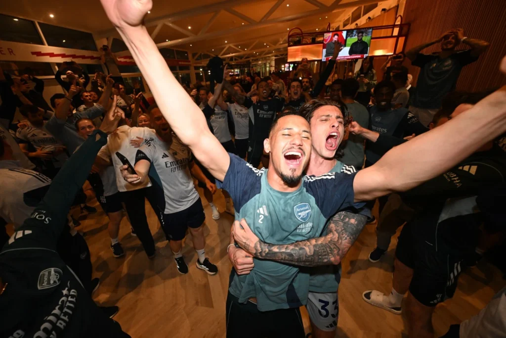 Bình minh khép lại 22 năm đằng đẵng chờ đợi của Arsenal_4
