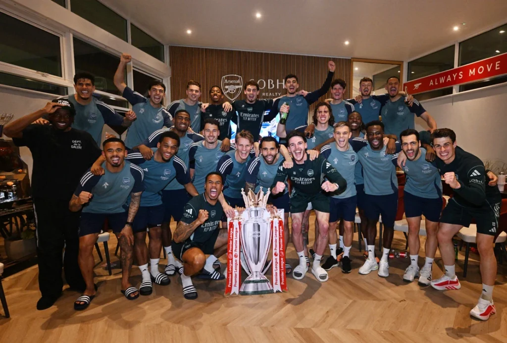Bình minh khép lại 22 năm đằng đẵng chờ đợi của Arsenal_5