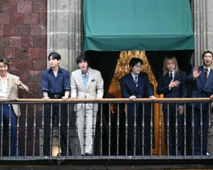 bts-va-7-phut-khien-50-000-nguoi-lap-day-quang-truong-mexico-thum