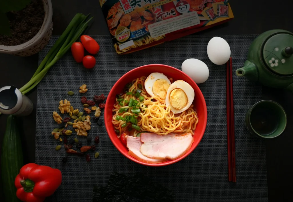 1 gói mì tôm bao nhiêu calo? Lý do bạn mãi không giảm cân