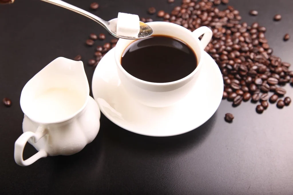Lượng calo trong cà phê thường tăng mạnh khi thêm sữa đặc, kem béo hoặc topping ngọt.