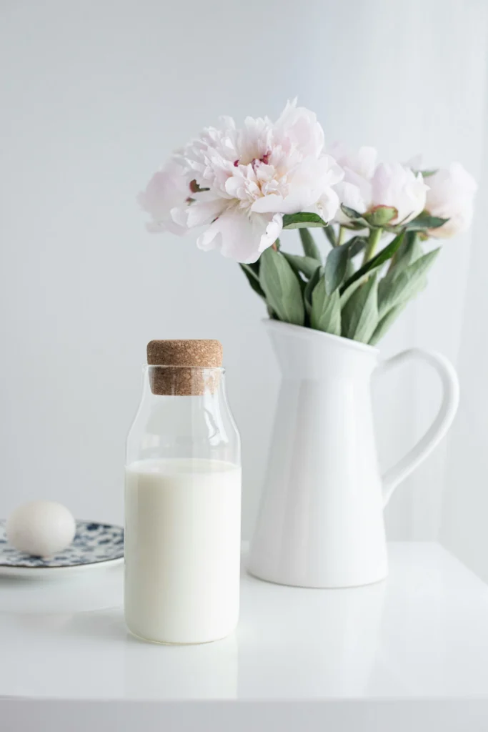 esquire-vn-1-ly-sua-bao-nhieu-calo-larisa-birta-unsplash