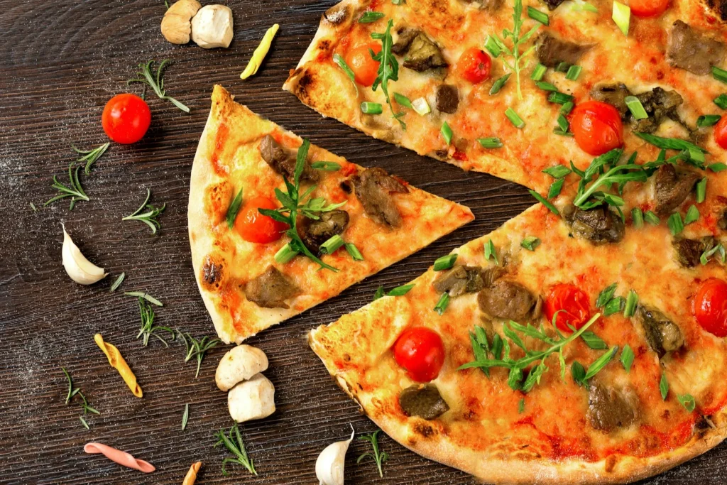 Pizza đế mỏng với topping rau củ thường có lượng calo thấp hơn pizza nhiều phô mai.