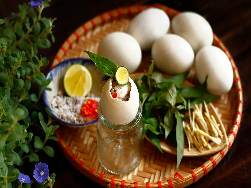 Calo trong trứng vịt lộn là bao nhiêu