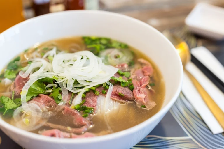 Giảm nước béo và bớt bánh phở có thể tiết kiệm hàng trăm calo.