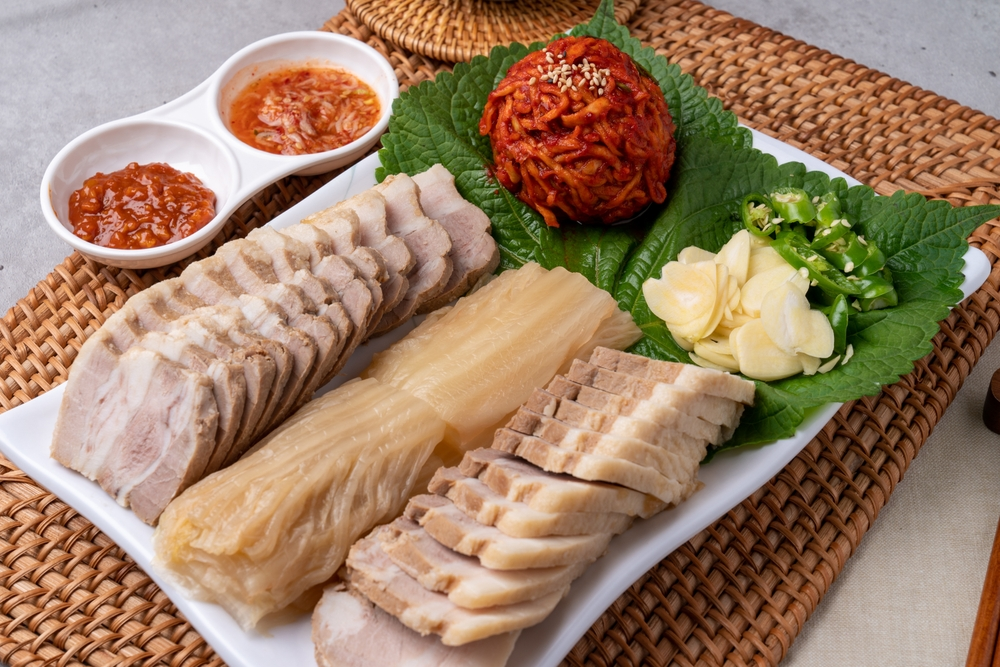 100g thịt heo luộc thường chứa ít calo hơn các món chiên hoặc quay nhiều dầu mỡ.