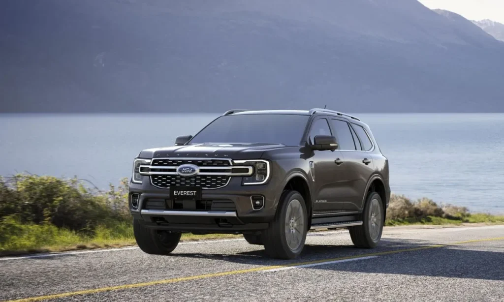 Ford Everest Platinum nổi bật với khoang cabin cao cấp, khả năng cách âm tốt và cảm giác lái đầm chắc đặc trưng của dòng SUV Mỹ.