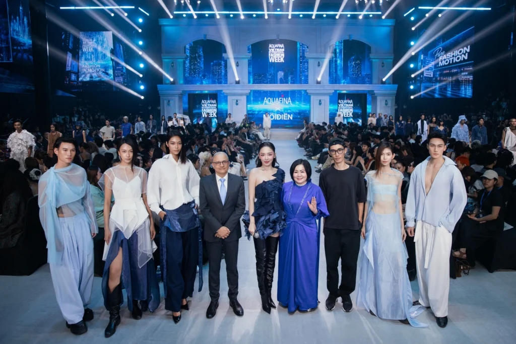1. Madame Trang Lê cùng NTK Tom Trandt và ca sĩ Tóc Tiên cùng dàn mẫu khép lại show diễn của thương hiệu Môi Điên