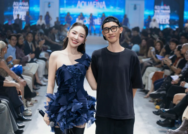 2. Ca sĩ Tóc Tiên và NTK Tom Trandt trong show diễn của thương hiệu Môi Điên tại đêm khai mạc Aquafian Tuần lễ Thời trang Quốc tế Việt Nam 2026