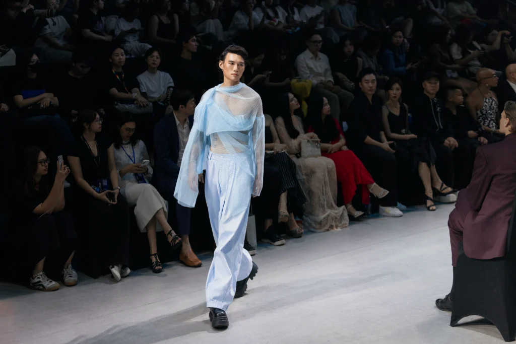 4. 1 look trong BST _Nguồn_ đến từ thương hiệu Môi Điên