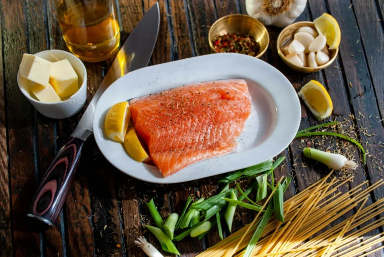 100g cá hồi bao nhiêu protein? So sánh với ức gà, thịt bò, cá ngừ