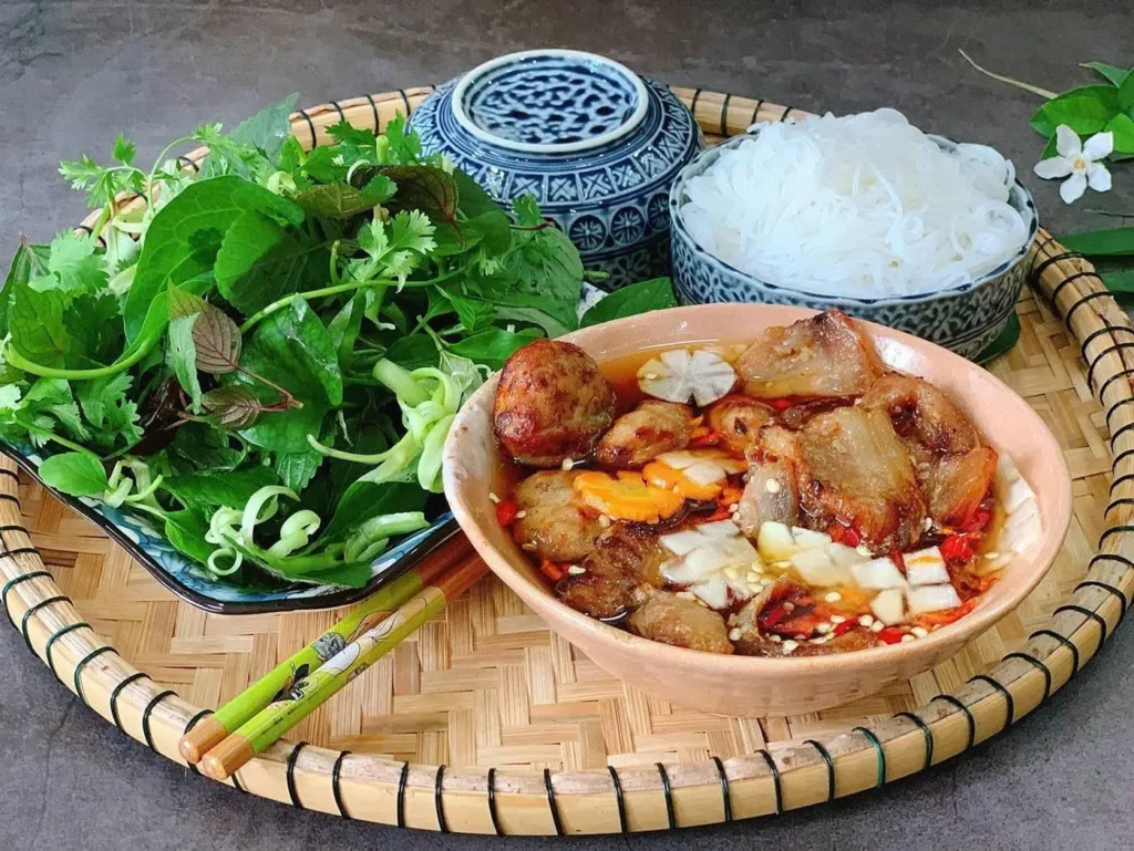 Bún chả Hà Nội có lượng calo khá cao do gồm bún, thịt nướng và nước chấm.