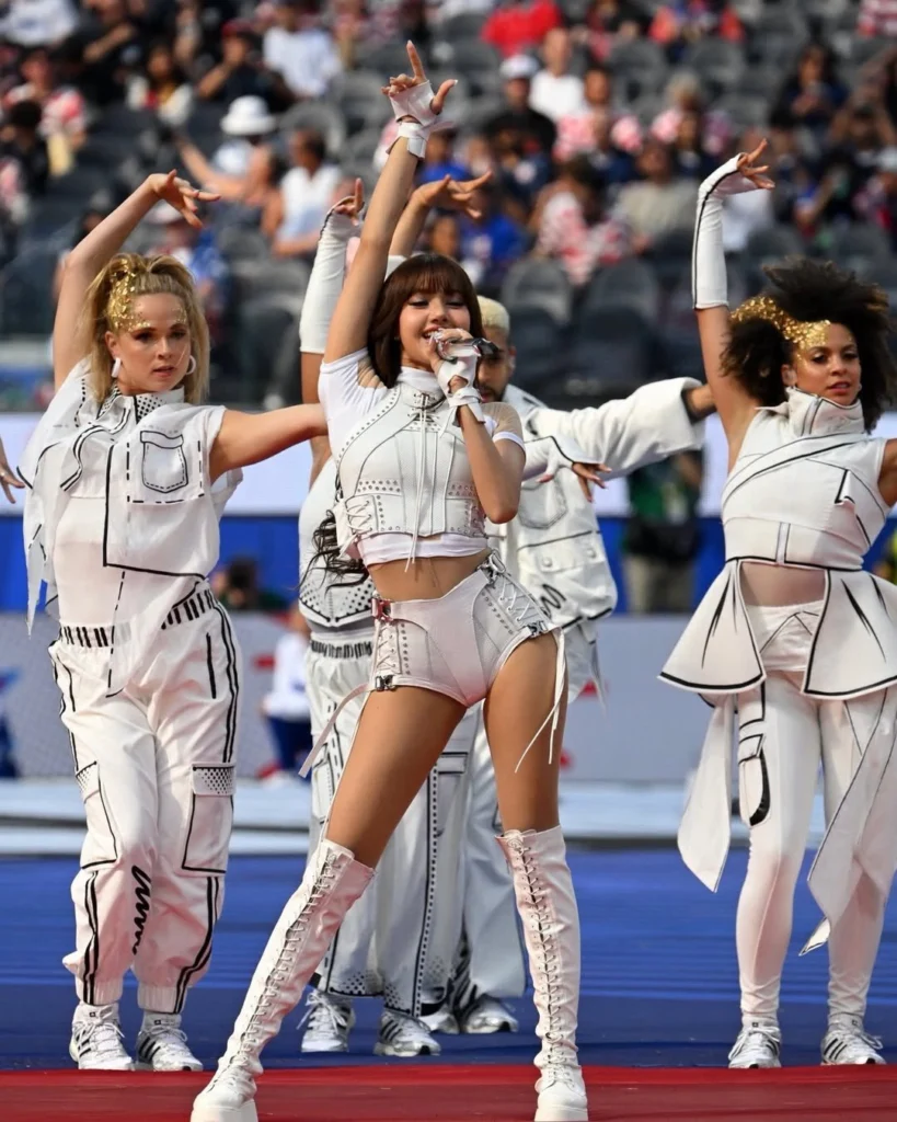 lisa-tren-san-khau-world-cup-2026 2