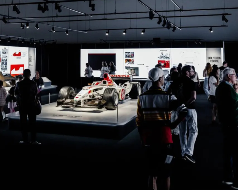 trien-lam-the-formula-1-lan-dau-den-chau-a thum 2