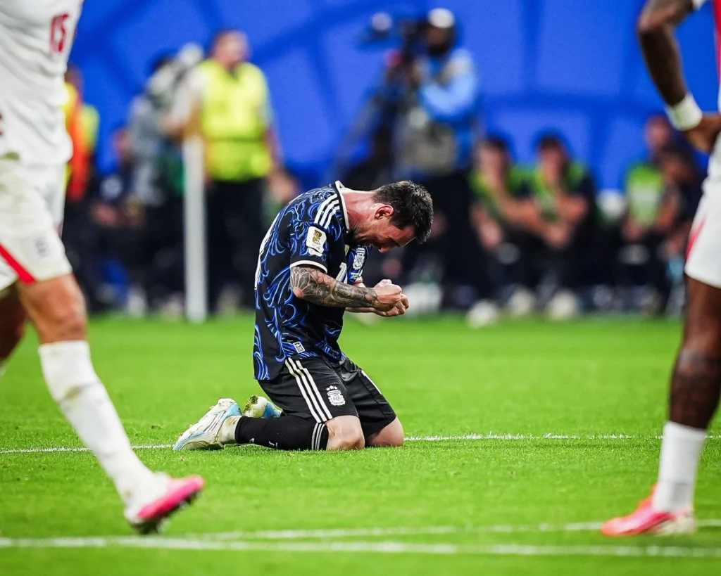 Messi làm thế nào để lật ngược thế cờ trước đội tuyển Anh