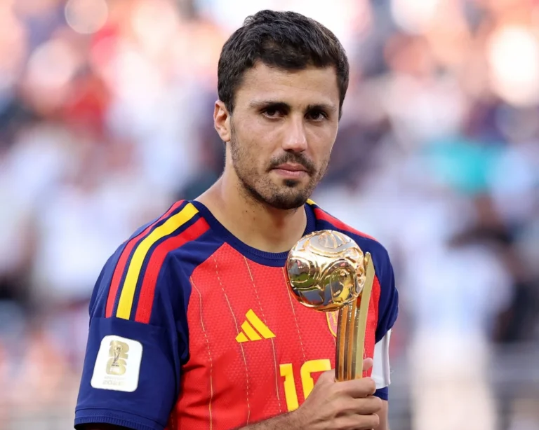 Rodri, người làm bóng đá bớt hỗn loạn_1