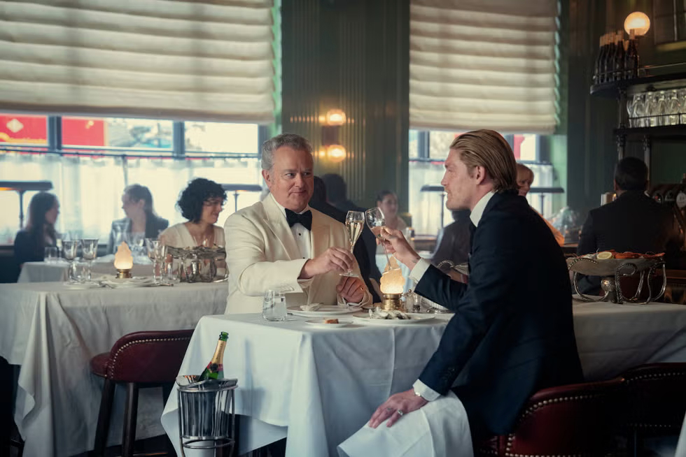 doc-quyen-tren-esquire-netflix-lan-dau-he-lo-ve-the-gentlemen-mua-2 12