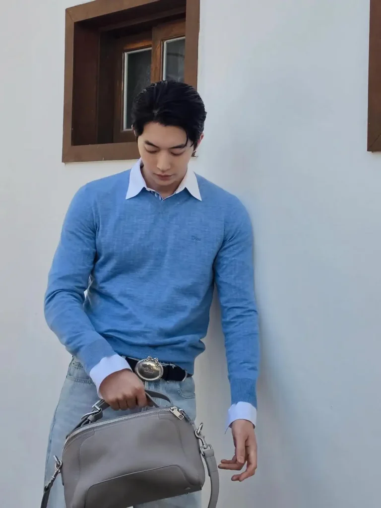 Phối sơ mi trắng với áo len