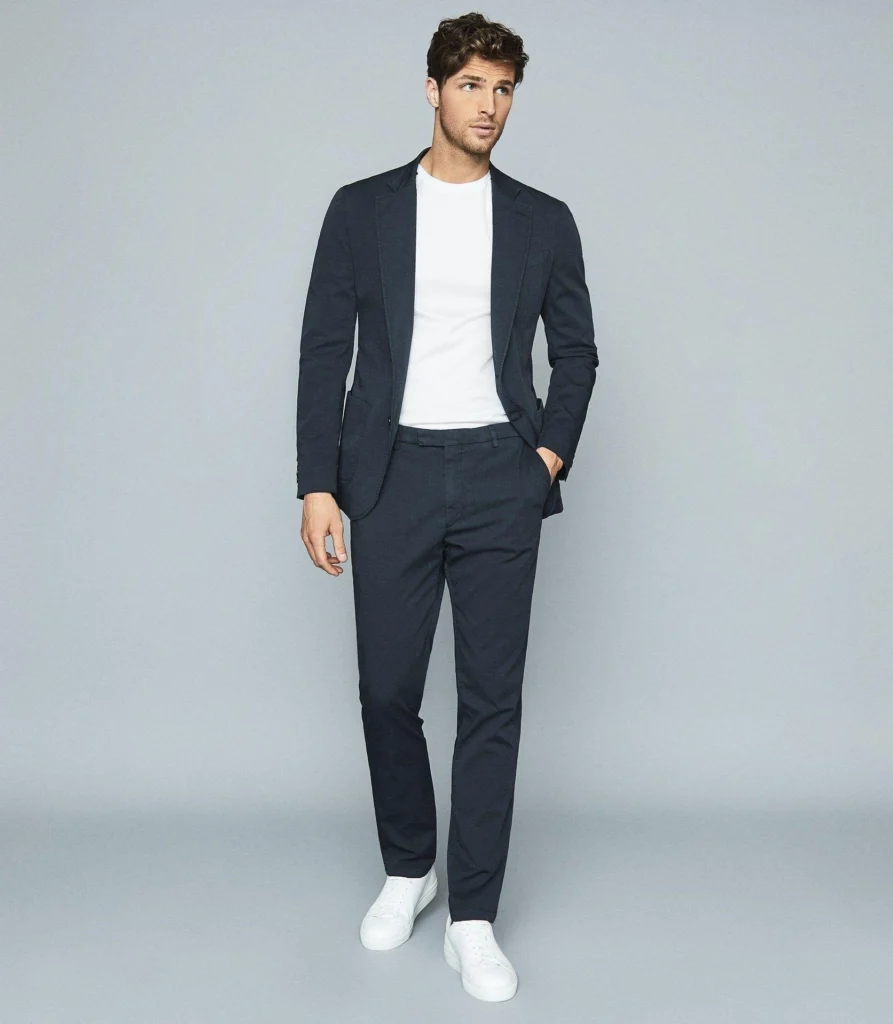 Áo blazer tối màu phối với áo thun trơn