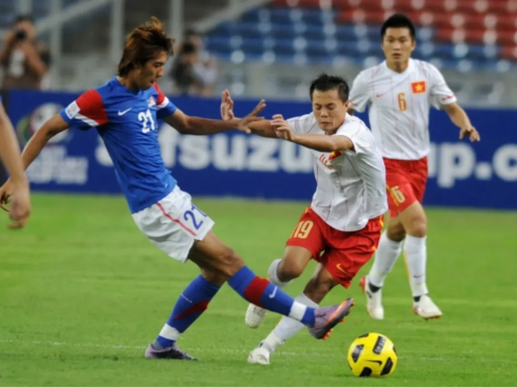 30 năm ASEAN Cup Ba ngọn lửa ngoài cuộc đua Thái Việt_3