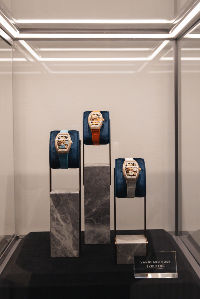 cung-franck-muller-dao-buoc-vao-vu-tru-dong-ho-vanguard-rose-skeleton 16