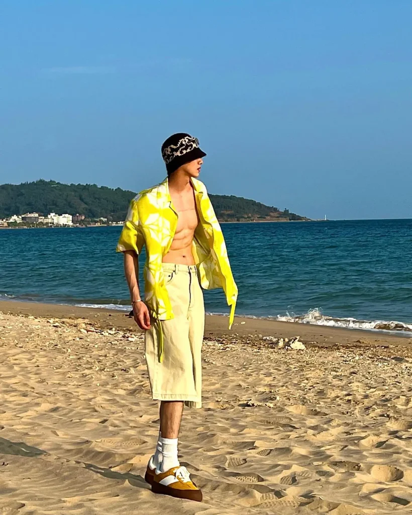 Thời trang đi biển trẻ trung với áo sơ mi khoác hờ