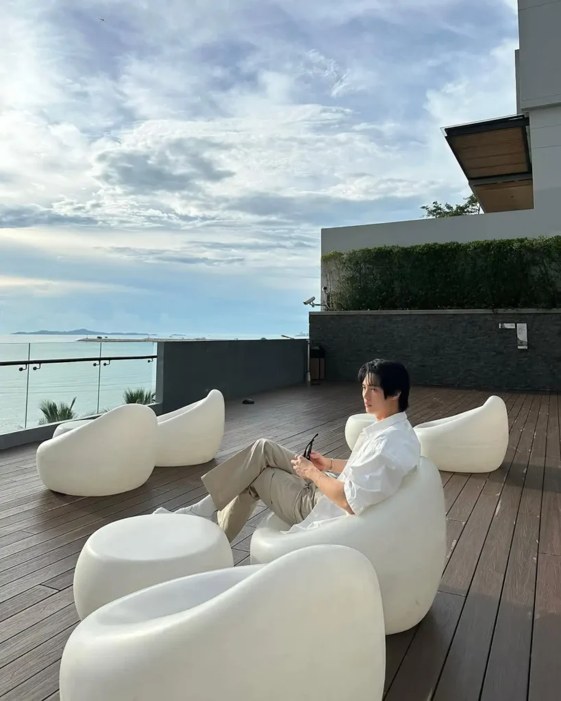 Phối đồ đi biển nam thanh lịch với áo sơ mi oversized