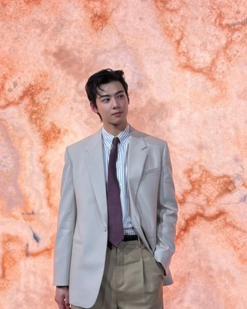 Kết hợp blazer màu be với sơ mi kẻ sọc và quần tây xếp ly