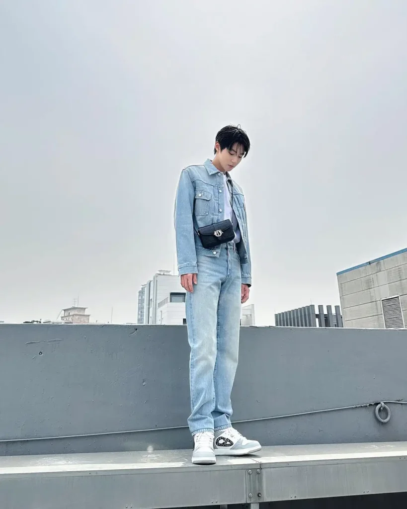 Phối đồ theo phong cách Hàn Quốc nam với set denim đồng màu