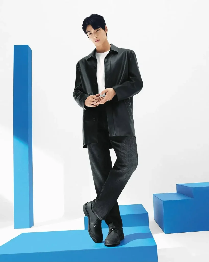 Cách phối đồ phong cách Hàn Quốc với áo khoác da và quần jeans tối màu