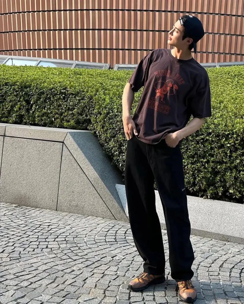 Cách phối đồ nam Hàn Quốc năng động: áo thun oversized và quần suông