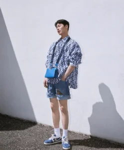 Sơ mi họa tiết phối quần short denim