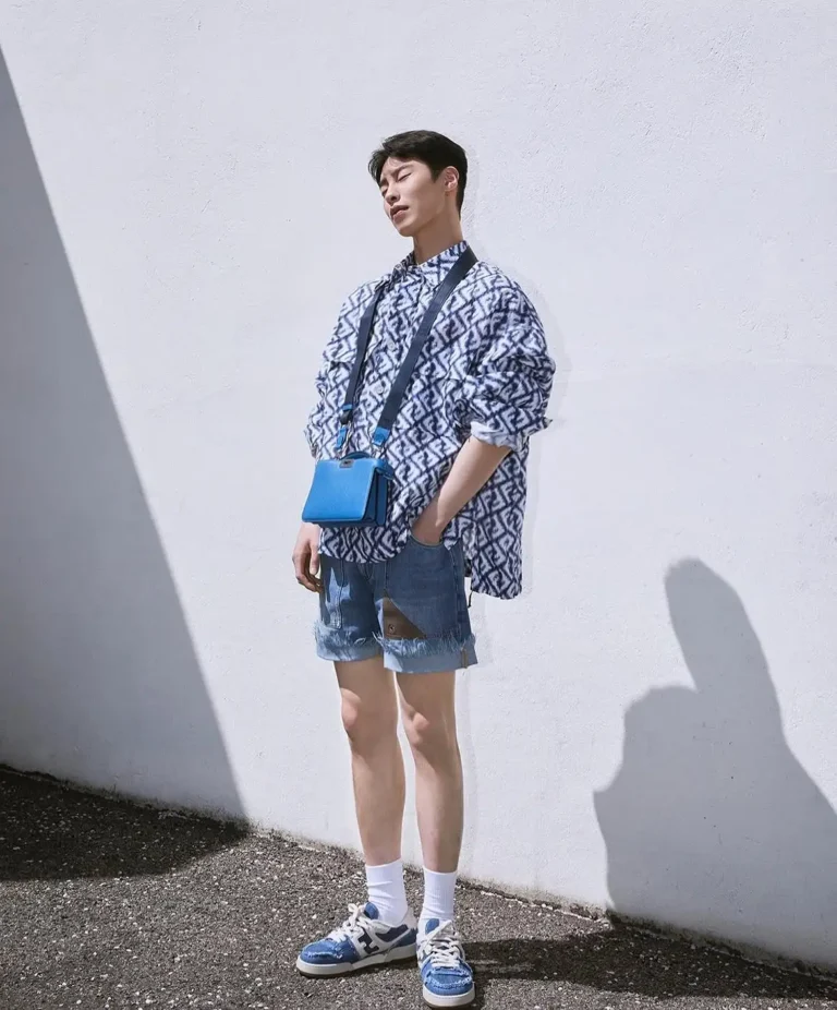 Sơ mi họa tiết phối quần short denim