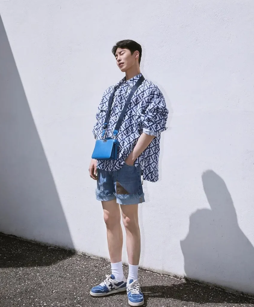 Style nam Hàn Quốc mùa hè: áo sơ mi họa tiết kết hợp quần short jeans
