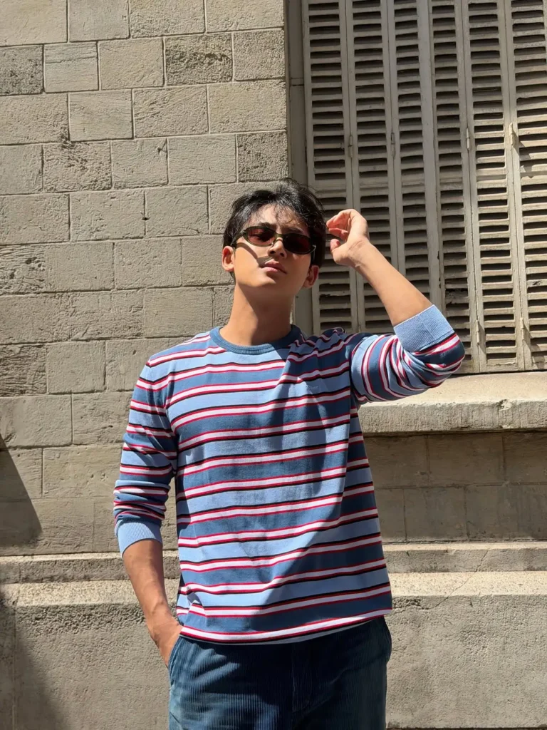 Outfit nam Hàn Quốc hiện đại: Áo thun kẻ ngang và quần jeans
