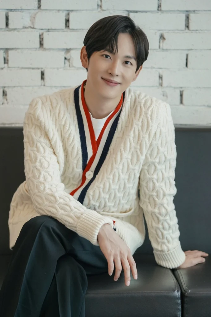 Cách phối đồ với áo cardigan nam màu trắng