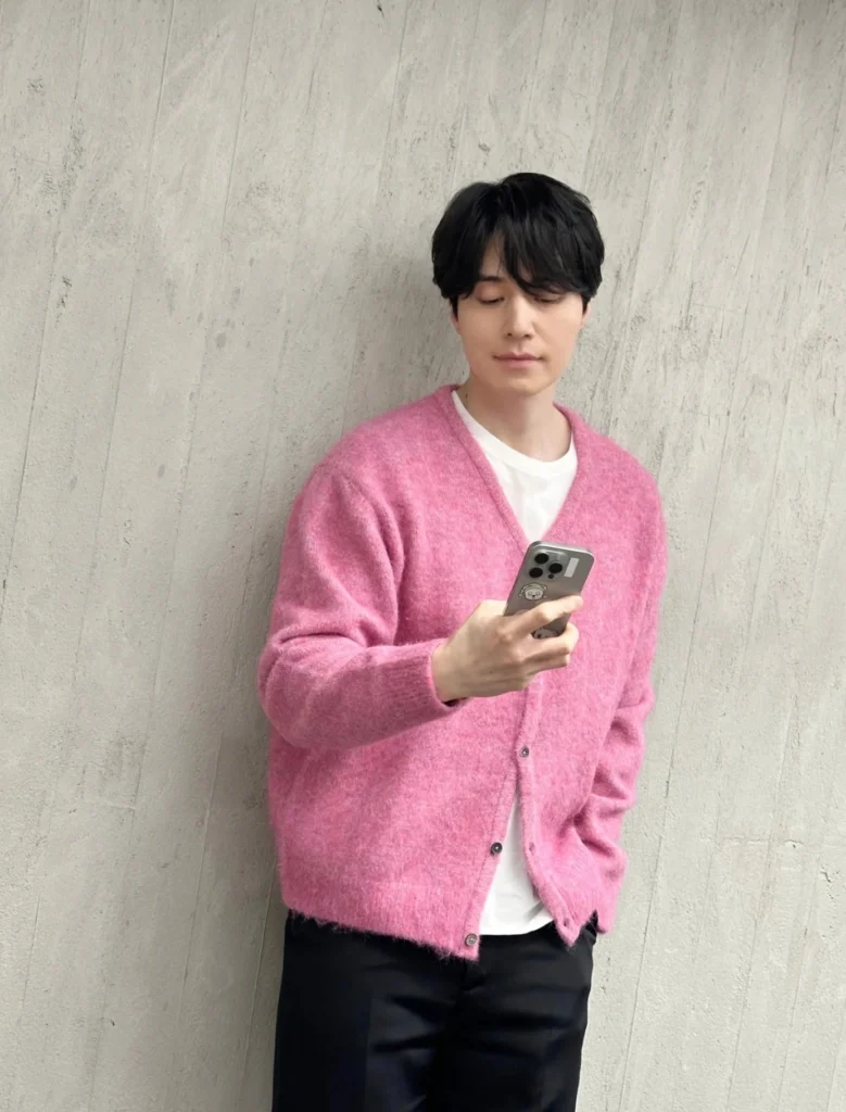 Phối đồ với áo cardigan nam màu hồng