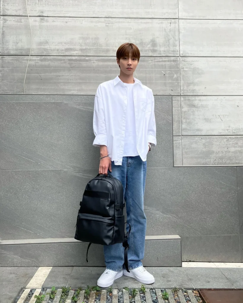 Phối màu quần áo nam năng động: trắng và xanh denim