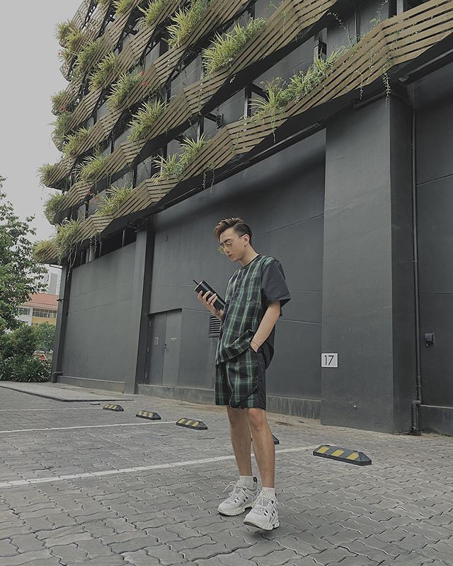 Áo thun phối quần shorts
