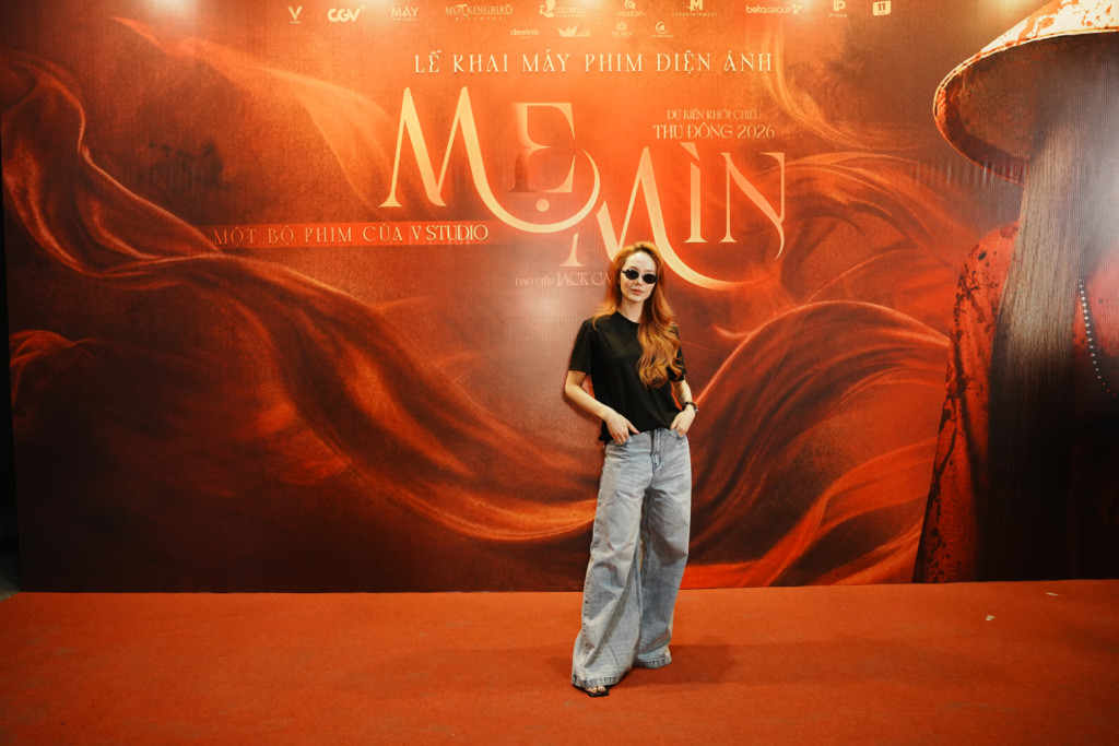 minh-hang-gay-bat-ngo-voi-tao-hinh-me-min 2
