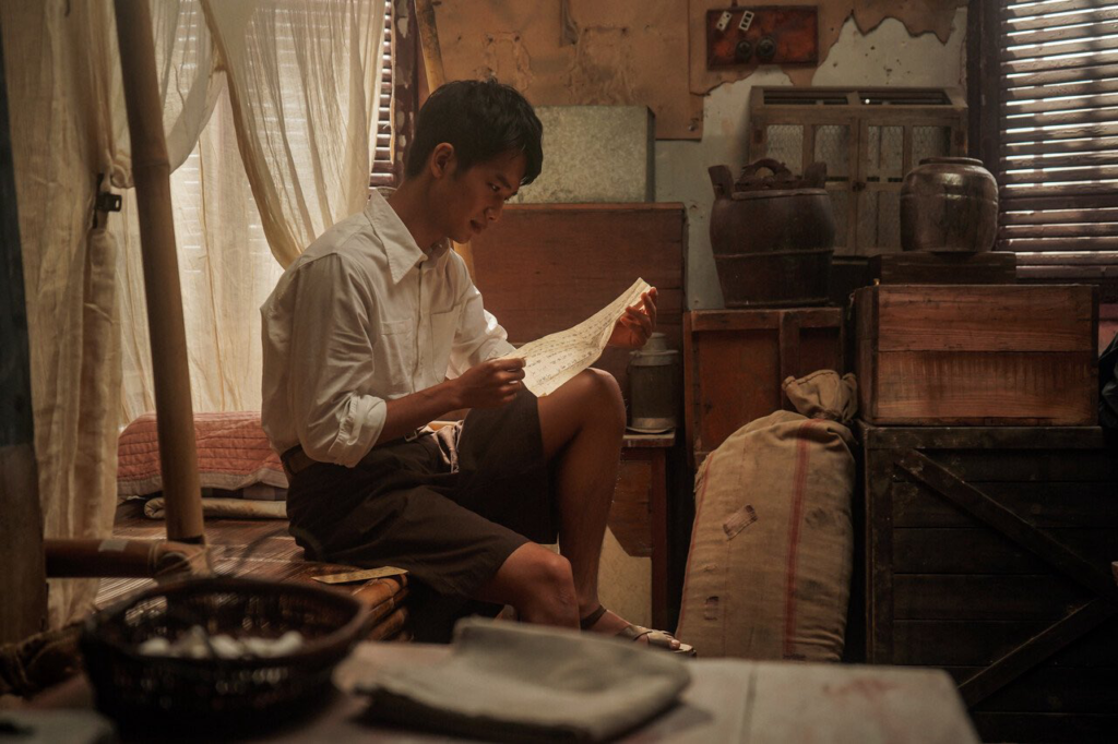 thu-tinh-gui-ngoai-bon-con-nguoi-mot-la-thu-va-mot-dai-duong-ngan-cach 2