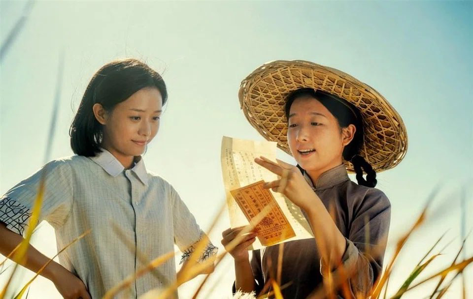 thu-tinh-gui-ngoai-bon-con-nguoi-mot-la-thu-va-mot-dai-duong-ngan-cach 5
