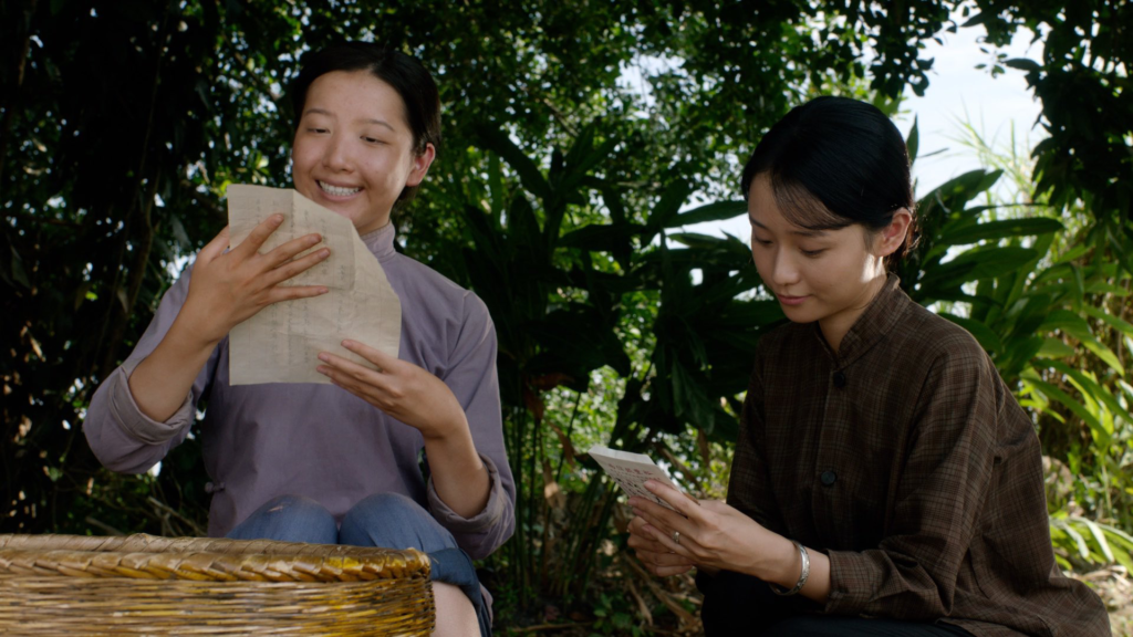 thu-tinh-gui-ngoai-bon-con-nguoi-mot-la-thu-va-mot-dai-duong-ngan-cach 6