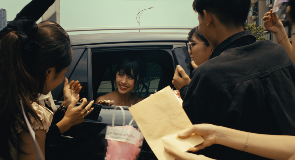 minh-hang-day-rima-thanh-vy-va-khuong-le-vao-tham-canh-trong-trailer-me-min 13