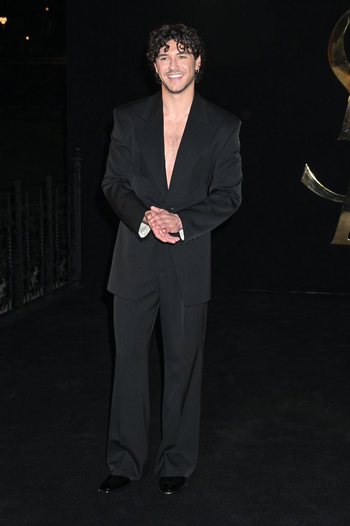 saint-laurent-xuan-he-2027-anton-riize-ten-nct-noi-khong-voi-ao-so-mi 7