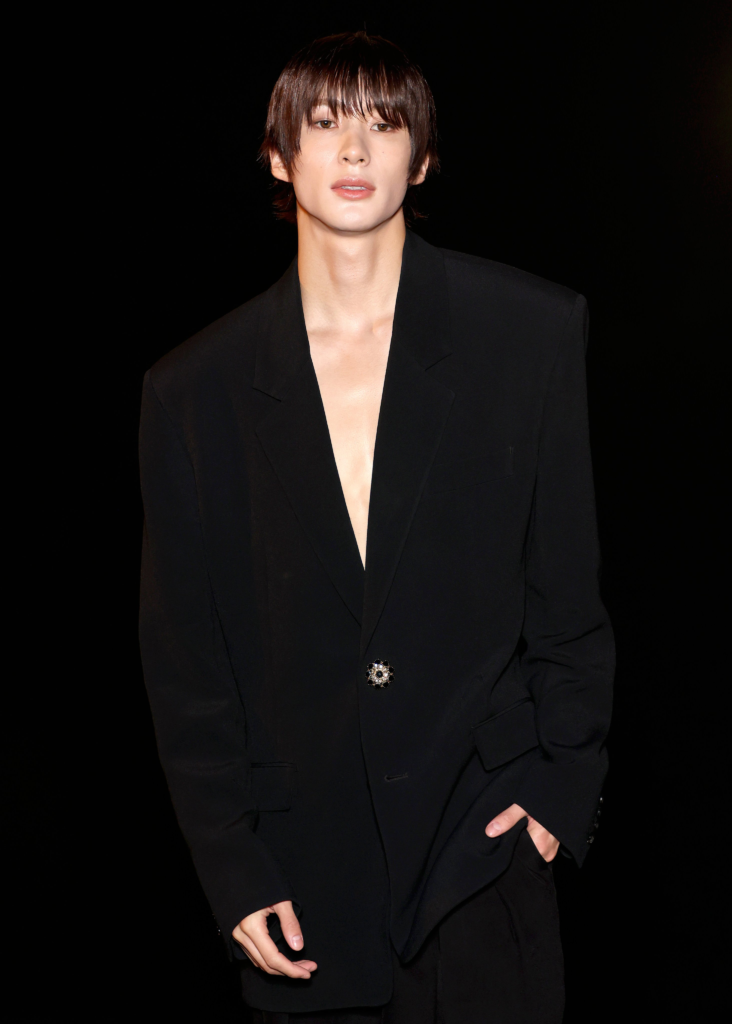 saint-laurent-xuan-he-2027-anton-riize-ten-nct-noi-khong-voi-ao-so-mi